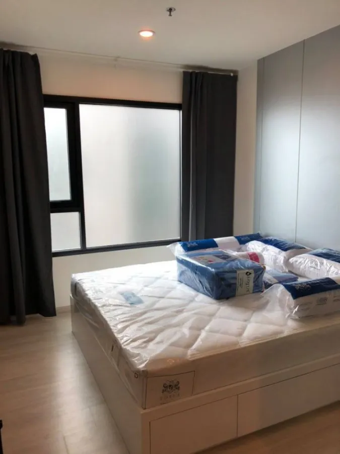 For rent Life Asoke, this room is new out of the box. White furnishings make the room look very spacious, high floor, premium view, book now.
