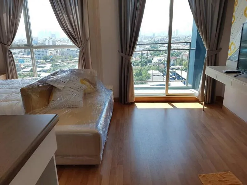 For rent, Lumpini Park Vibhavadi-Chatuchak, good location, near BTS, MRT, with a full central condo. If interested, hurry up.