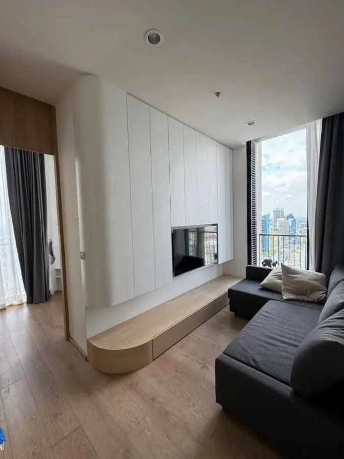 For rent: Noble BE 19, 3-meter high ceilings, built-in furniture throughout, and fully furnished. Don't miss this opportunity!