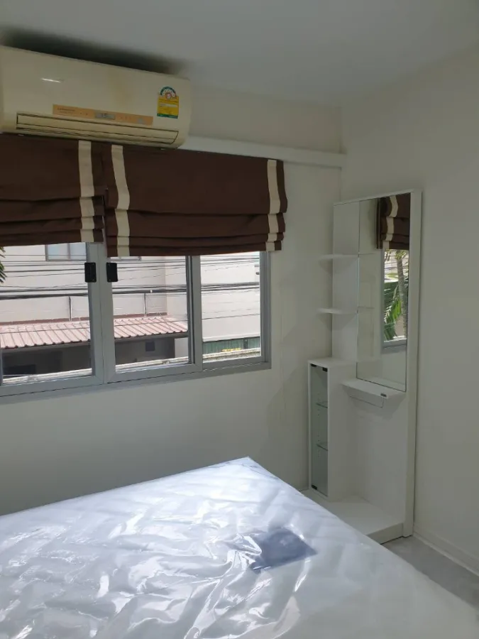 For rent, Lumpini Town, Bodindecha-Ramkhamhaeng, 2nd floor, newly decorated room, granite floor All new furniture, book now.