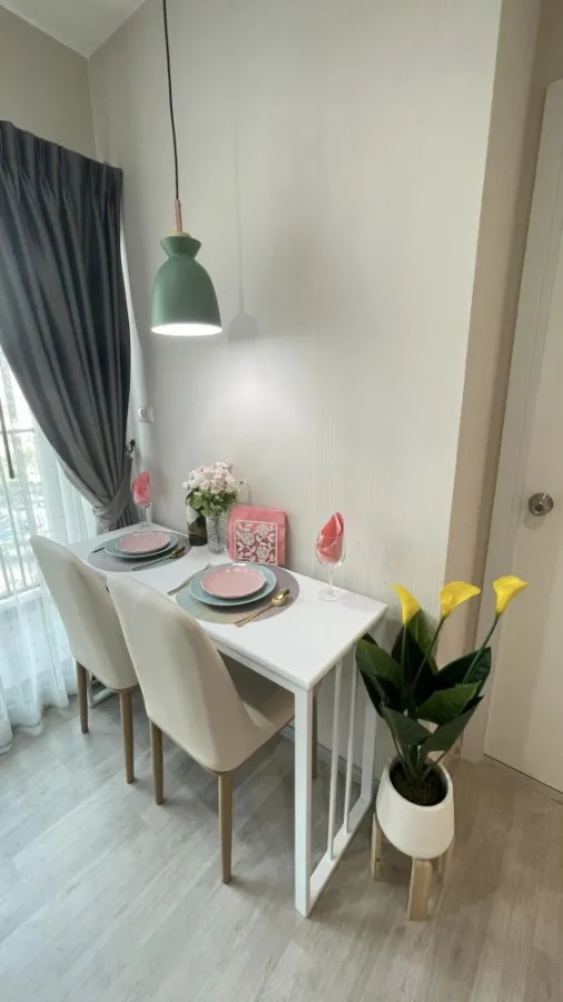 Selling Plum Condo, Central Station, beautifully decorated room, looking good, very stylish, covering the entire wall of the room Don't miss a lot