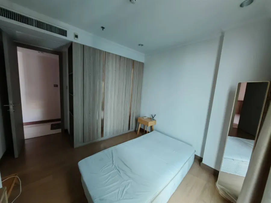For sale: Supalai Oriental Sukhumvit 39, decorated with built-in furniture as shown in the picture. Good atmosphere, quiet. You'll regret it if you mi