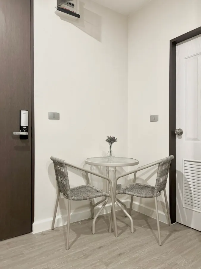 For rent: The Sky Sukhumvit, 4th floor, beautiful room, comes with complete decorations. Book now quickly.