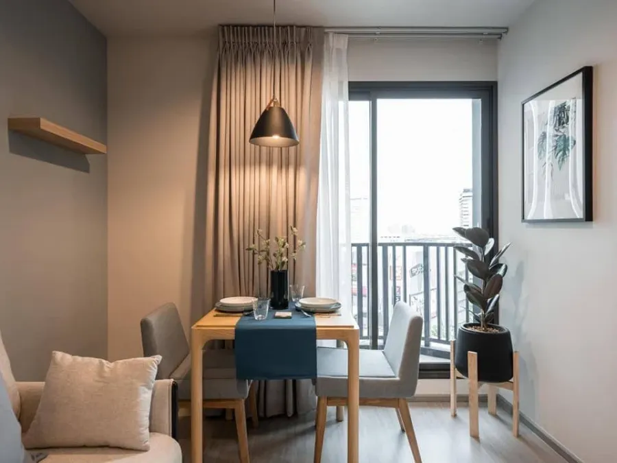 For rent: Life Ladprao, corner room, Panorama view, decorated in a minimalist style, comes with real wood furniture, Fit in style.