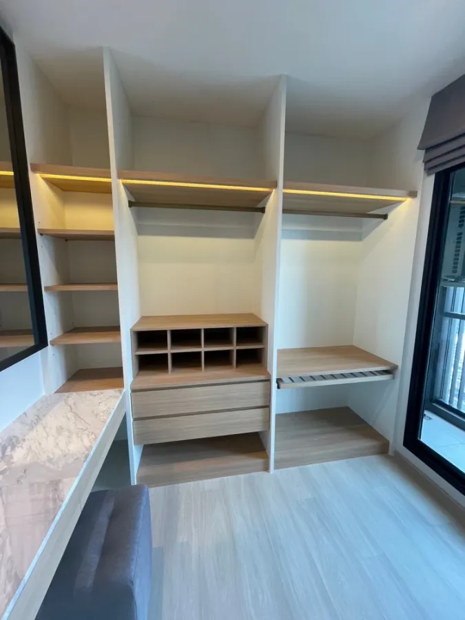 For rent: Life Asoke, 32nd floor, very high, facing north, cool all day, excellent built-in decoration, interested, reserve now.