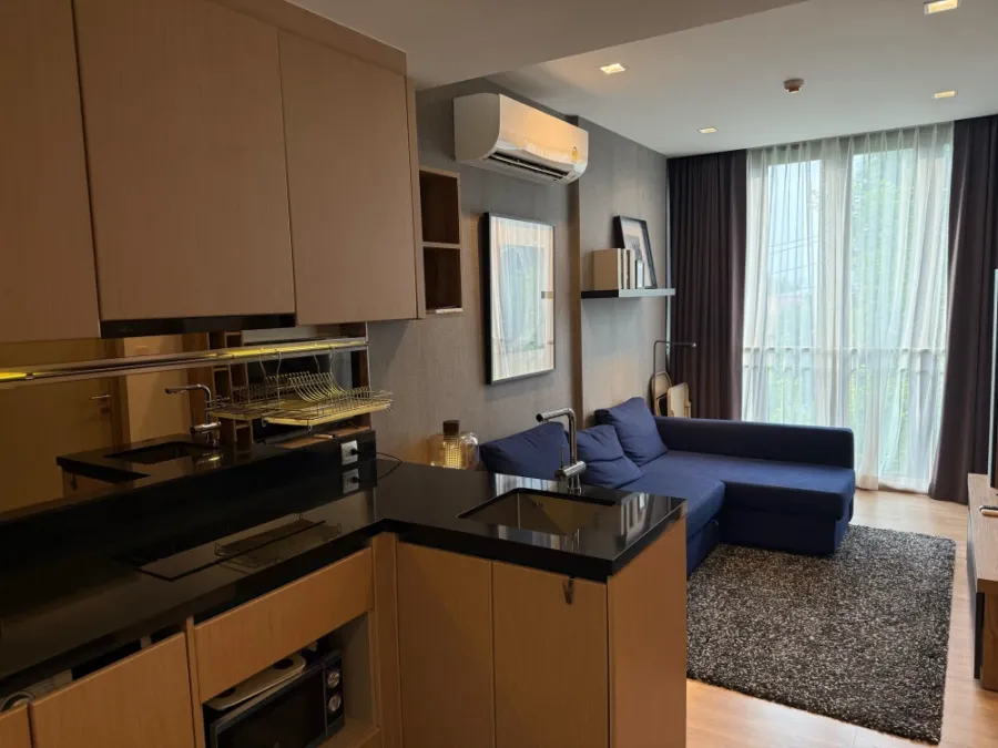 For rent: Kawa Haus, private corner room, good floor height, complete with furniture and appliances, lots of storage space. You must book this.