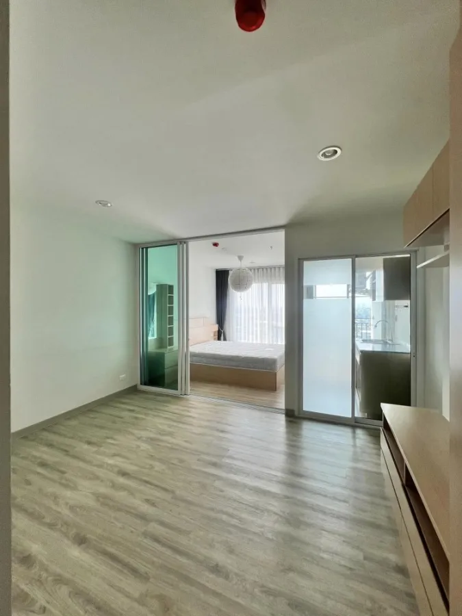 For sale: The Crystal Bliss Rattanathibet, separated rooms. Amazing furniture with a separate kitchen. This is so good. Book now.
