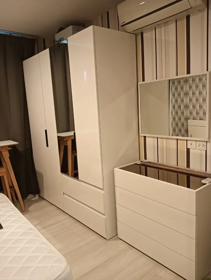 ให้เช่า Life Asoke ห้องชั้น 18 ติดวอลเปเปอร์อย่างดี เฟอร์นิเจอร์ครบครัน หิ้วกระเป๋าเข้าอยู่ได้เลยจ้า
