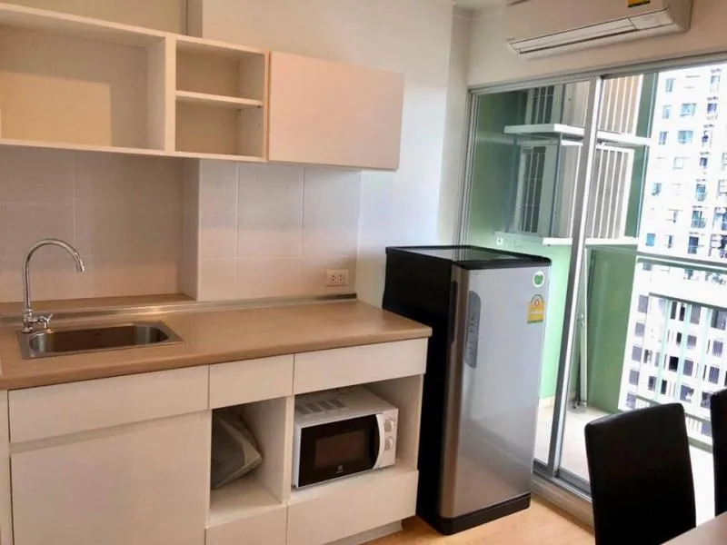 For rent Lumpini Place Srinakarin-Huamark Station, 12th floor, built-in furniture, ready to move in.