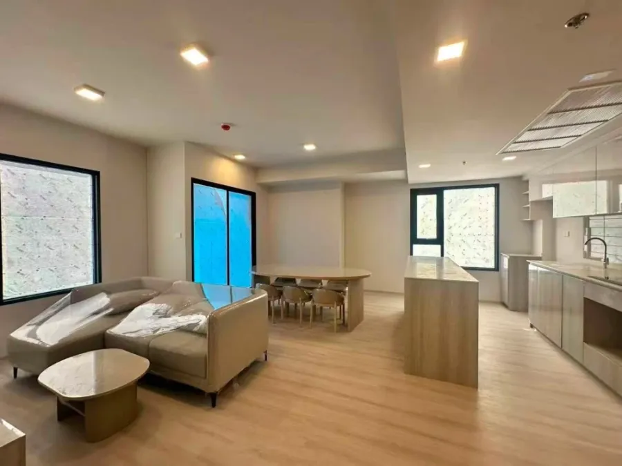 For sale: Cobb Ratchada-Rama 9. Huge, luxurious unit with 4 bedrooms and 5 bathrooms. Spacious area. Book now!
