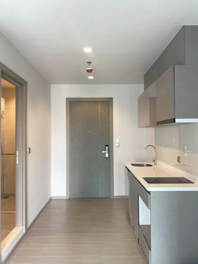 For sale: Studio room, size 26 sq m., empty room, Life Asoke Condo, Rama 9, comes with a very good price, must buy now.