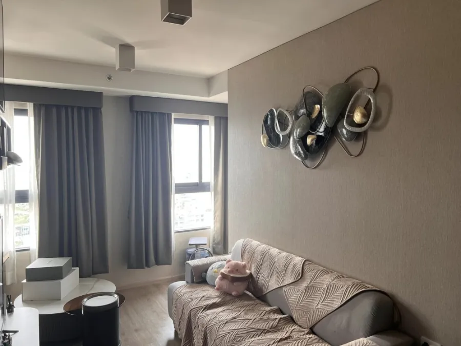 For sale Ideo Sathorn-Wongwian Yai. The room is decorated with simple, elegant furniture that looks expensive. Don't just look, reserve quickly.