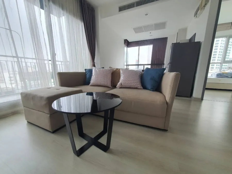 Condo for rent Life Ratchadaphisek, 2 bedrooms, 2 bathrooms, 8th floor, fully furnished with built-in furniture, don't miss it.