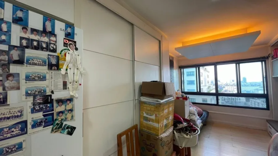 Selling a very spacious 3-bedroom, 3-bathroom condo at Lumpini Ville Phahol-Sutthisarn, complete with built-in furniture. Book now!