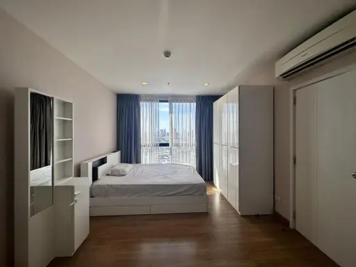For sale, The Tree Interchange, high floor, great view, great price, fully furnished, ready to move in. Hurry up to reserve, don't delay. ​