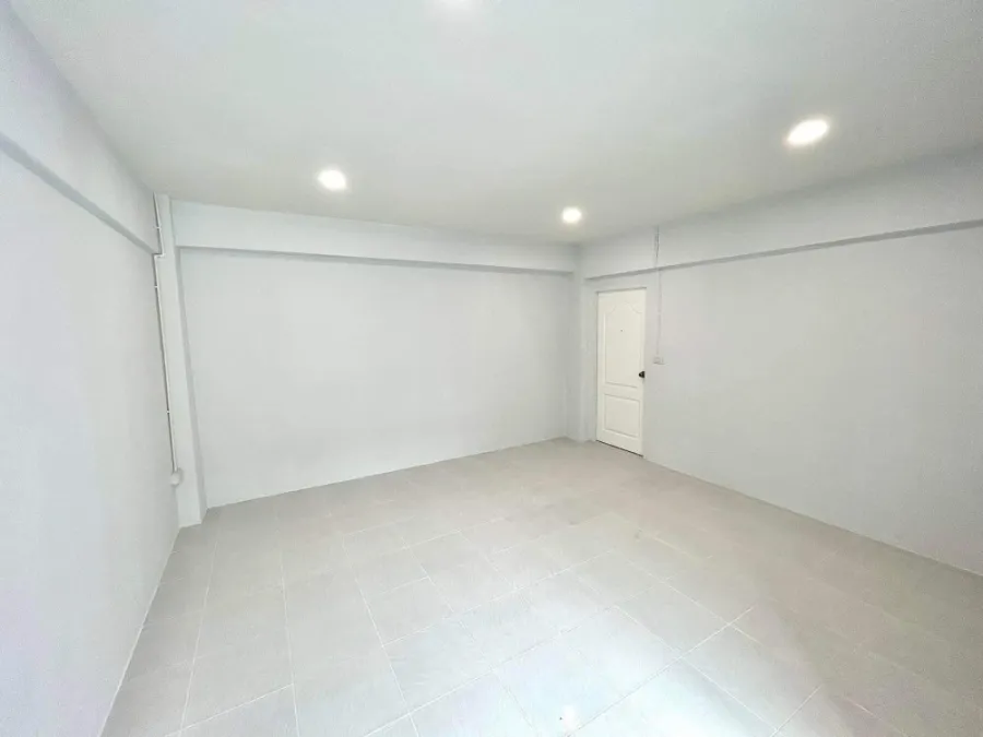 ขาย J.W.Place ชั้น 5 ห้องโทนสีขาว สะอาด สบายตา ราคาเบาๆ สบายกระเป๋า สายแต่งห้องไม่ควรพลาด