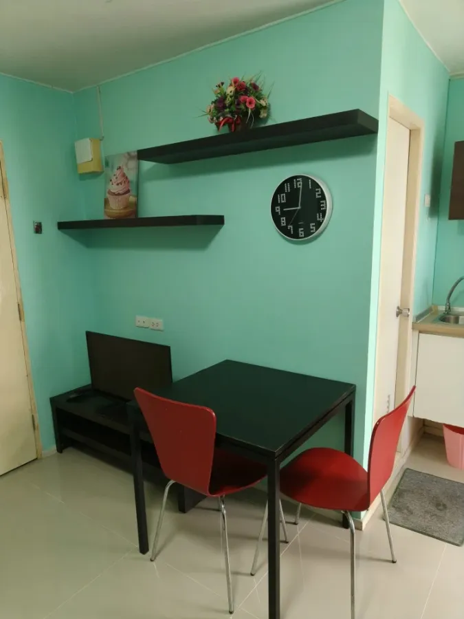 For rent Lumpini Condotown Chonburi - Sukhumvit, a nice room with a bright red sofa, good location, book now.