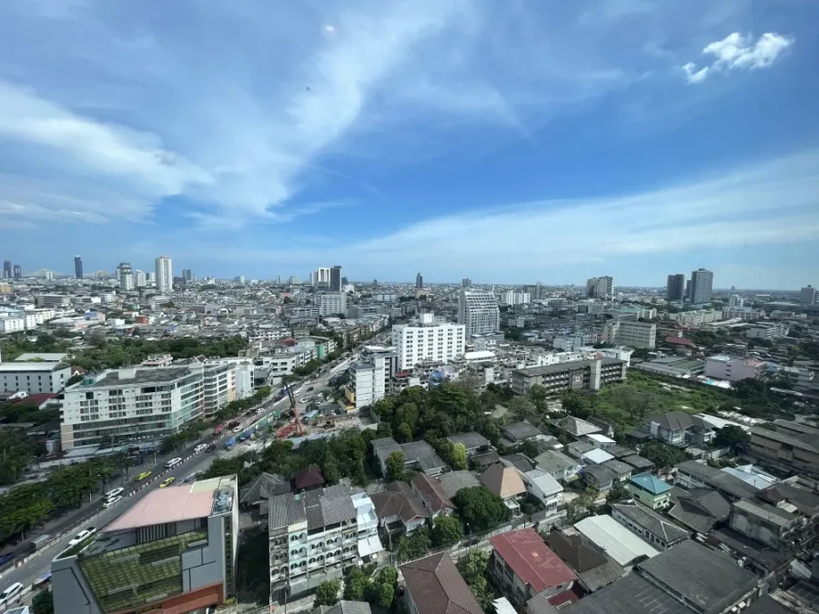 คอนโดให้เช่า ไบร์ท วงเวียนใหญ่ ชั้น 20 ฝั่งด้านใน ห้องมุมเห็นสระว่ายน้ำ มาจองได้แล้ววันนี้ อย่าพลาดเด็ดขาด