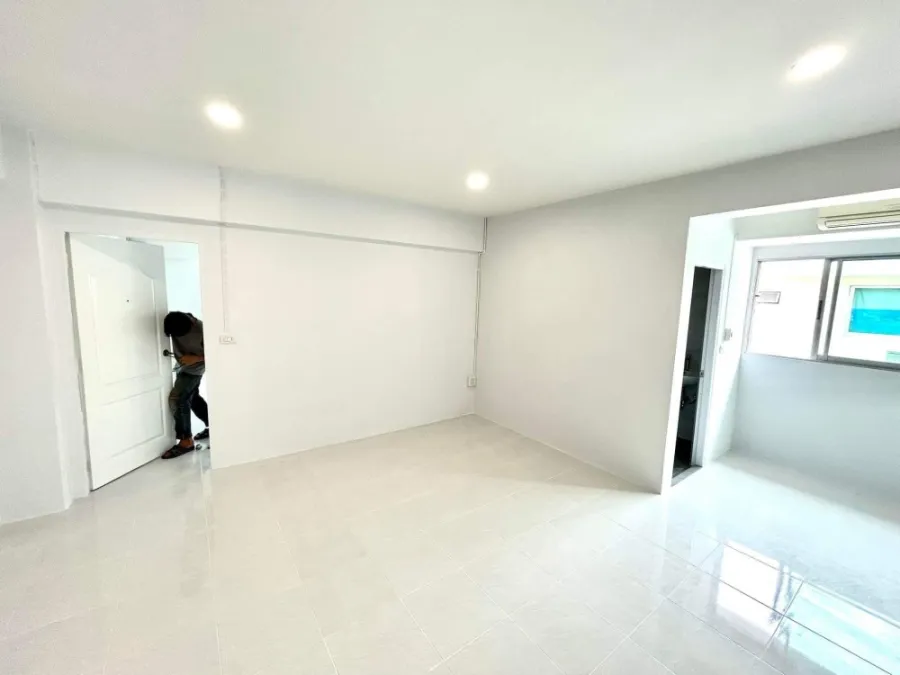 ขาย J.W.Place ชั้น 5 ห้องโทนสีขาว สะอาด สบายตา ราคาเบาๆ สบายกระเป๋า สายแต่งห้องไม่ควรพลาด
