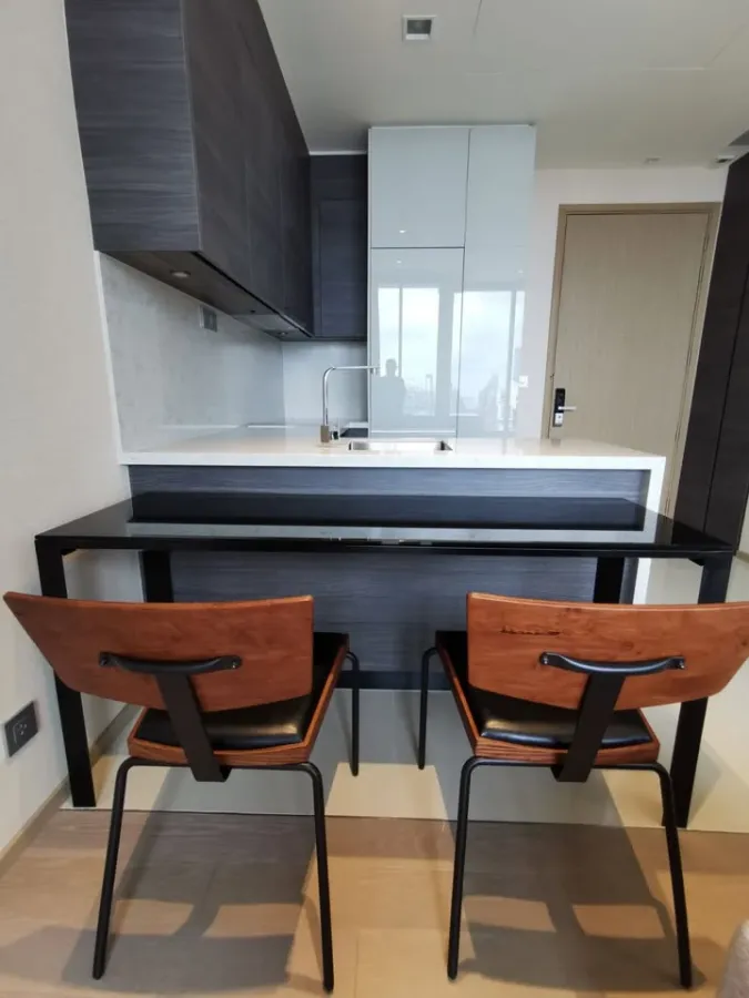 For rent: Esse Asoke, stunning view, unobstructed from the 35th floor, quiet corner room with specially designed built-in storage cabinets. Reserve no