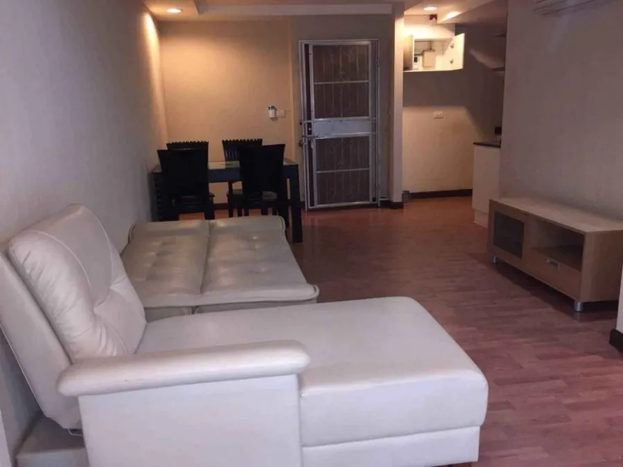 Sell The Kris Ratchada 17, spacious room, fully furnished, good leather sofa, very nice to sit, reserve first, stay first.