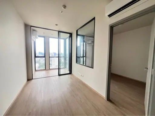 For sale: The Issara Sathorn, 31st floor, very high, very windy, impressive city view, high ceiling, can't miss out on booking.