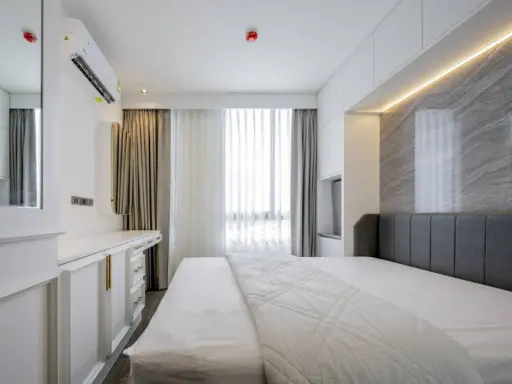Rent Lyss Ratchayothin with pool view. Built-in furniture With good electrical appliances. Book now.