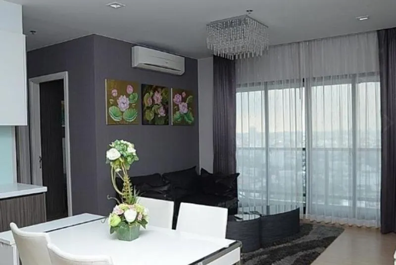 ให้เช่า Urbano Absolute สาทร-ตากสิน ห้องสวย ตกแต่งด้วยดอกไม้ ดูเรียบง่าย มองสบายตา เฟอร์ครบ