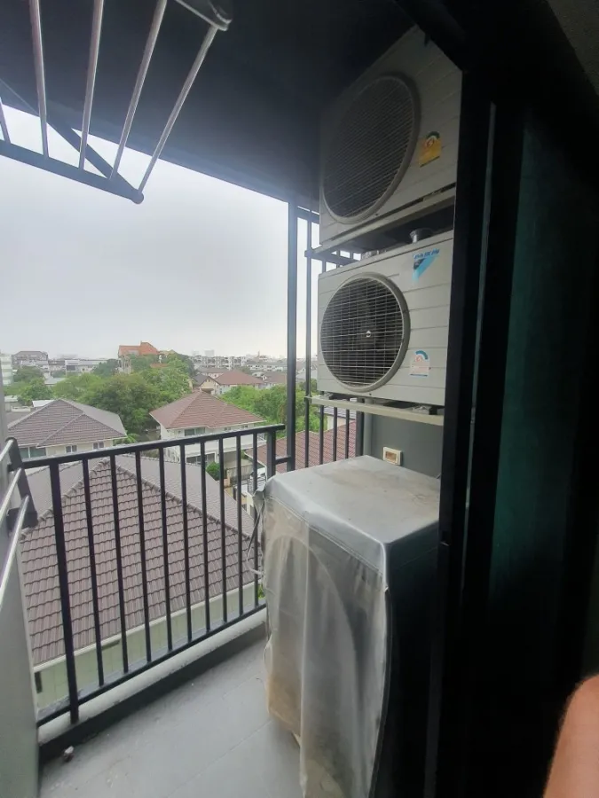 For rent: The Excel Lat Phrao-Sutthisan. The room is decorated simply but nice. There is a good built-in wardrobe.