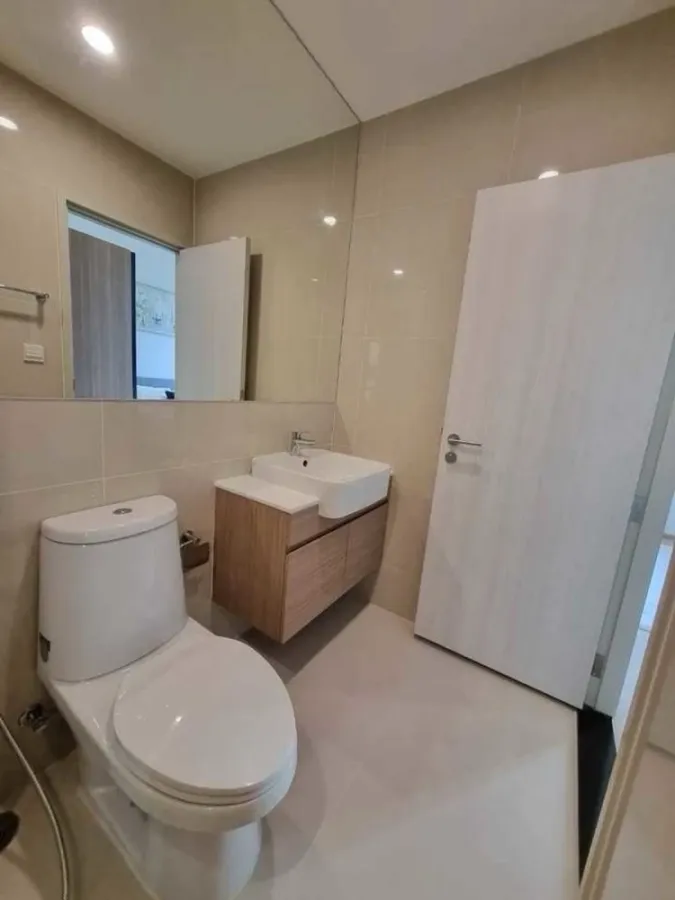 Noble Revolve Ratchada 2 condo for rent, fully furnished. Book now! Limited availability.