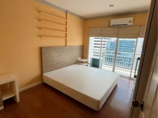 For rent: Grand Park View Asoke, 17th floor, corner room, very private. Complete with simple, livable decorations. Book now.