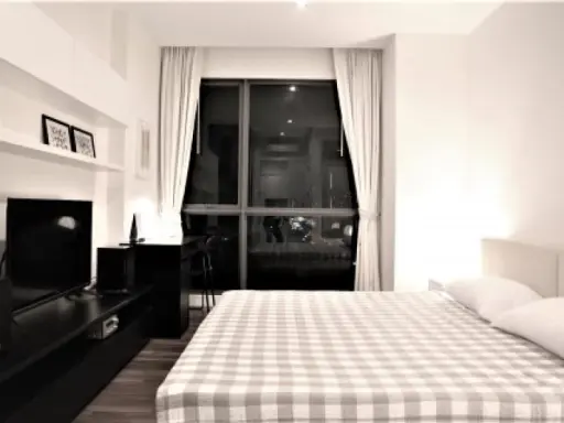 Condo for rent, The Room Sukhumvit 62, very beautiful room, a lot of furniture, has a washing machine, good location, easy to travel, quickly book.