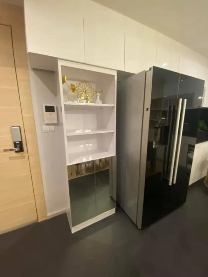 ให้เช่า klass condo silom furniture built in ได้โซฟาใหญ่ปรับนอนได้ แถมได้วิวสระแจ่มๆ ไม่จองเสียใจแทน