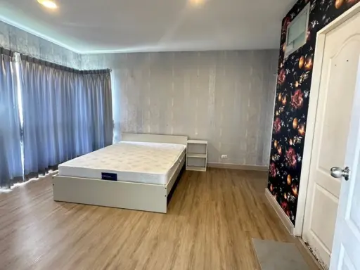 For rent: The Seasons Srinakarin, corner room, beautiful view, wind blowing through all day. There's a washing machine, so grab it now.