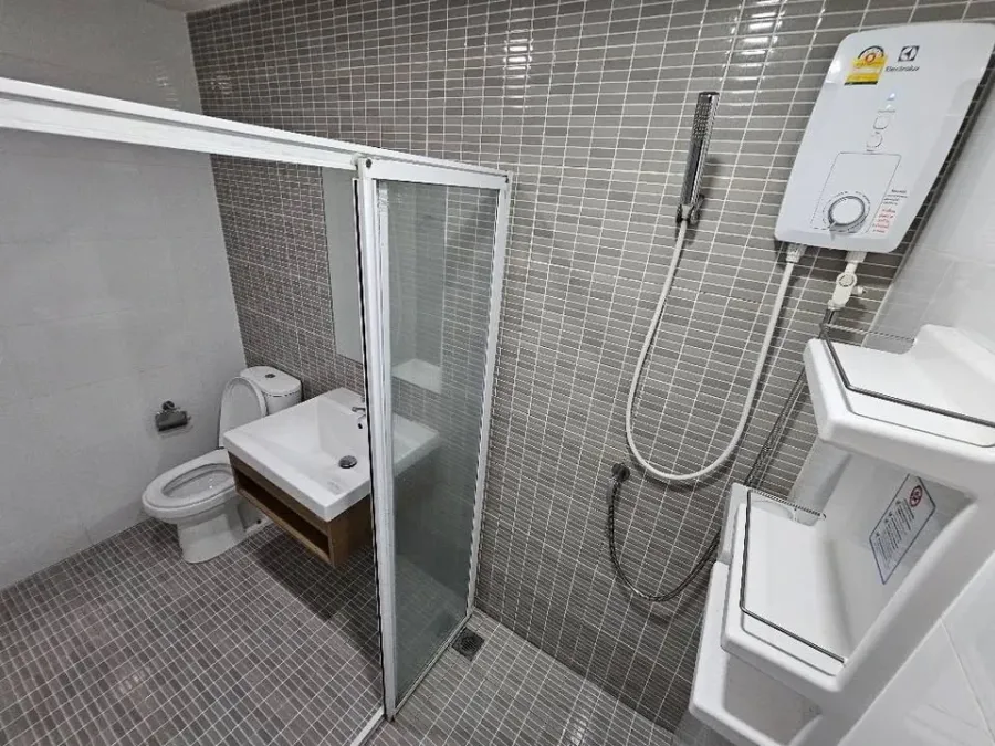 For sale, for rent, Winn Condo Phahon Yothin 52, quiet corner room, with awesome wallpaper throughout the room, very worth booking.