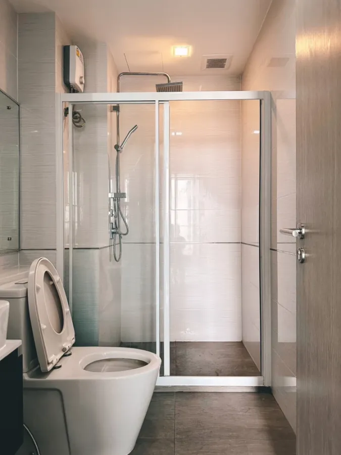For sale/rent: The Metropolis condo, beautiful unit, high floor, clean, excellent ventilation, ready to move in.