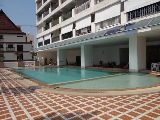 For sale or rent Wongamat Garden Beach Resort Condominium (Central Pattaya), sea view from balcony overlooking the swimming pool.