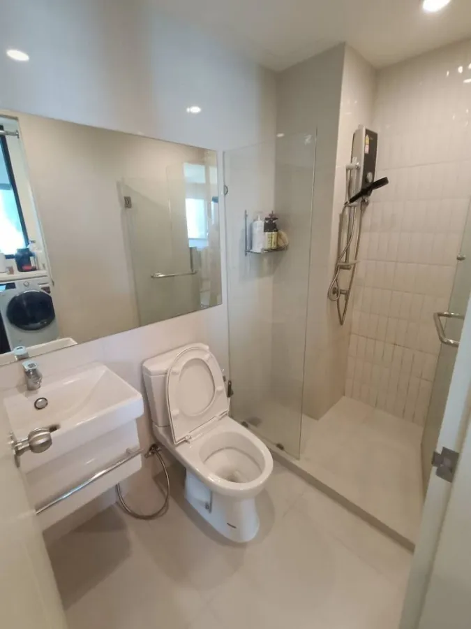 For rent: Life Asoke, 20th floor, beautifully decorated room with built-in Walk-In Closet, very livable. If you don't reserve, you'll regret it.