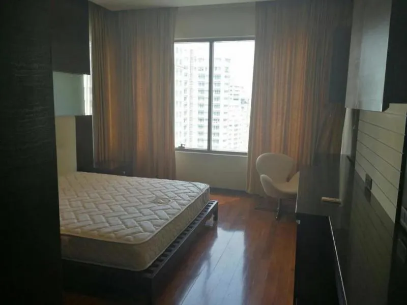 Rent The Emporio Place, spacious room Fully furnished. Good value. Don't wait.