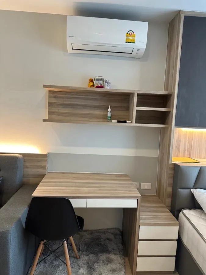 For rent: Elio Del Moss Phahonyothin 34, room decorated with nice built-ins. The sofa can be adjusted to sleep. Book now, don't miss out. ​