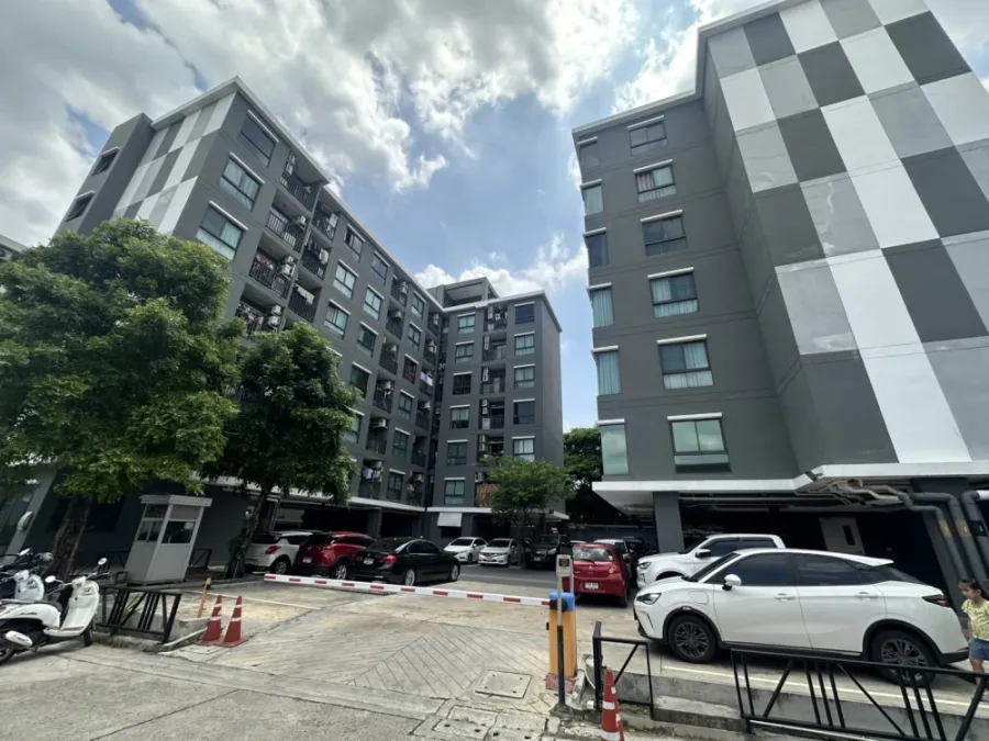 For rent, cool and comfortable, Condo Lat Phrao 122, 5th floor, studio room, fully furnished and equipped with appliances. Must arrange.