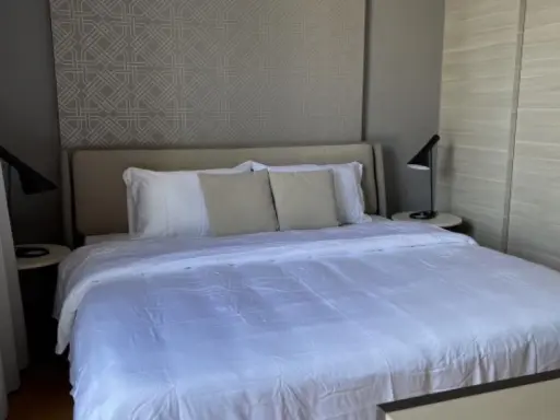 ขาย เช่า คลาส หลังสวน ห้อง Renovate ใหม่ เฟอร์นิเจอร์ครบครัน โซฟาหนานุ่ม อย่ามั่วแต่มองรีบจองเลยจ้า