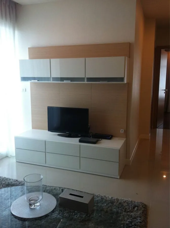 Circle Condominium for sale, fully furnished, complete with electrical appliances, ready to move in, convenient to travel