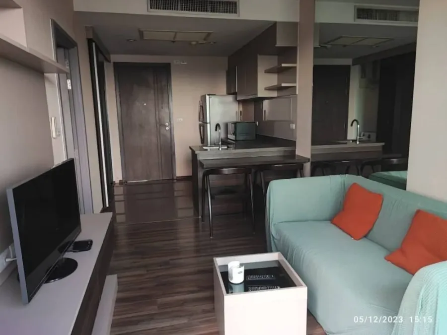 For rent: Teal Sathorn - Taksin, high floor, good view, spacious room with usable space. Just carry one bag and move in.