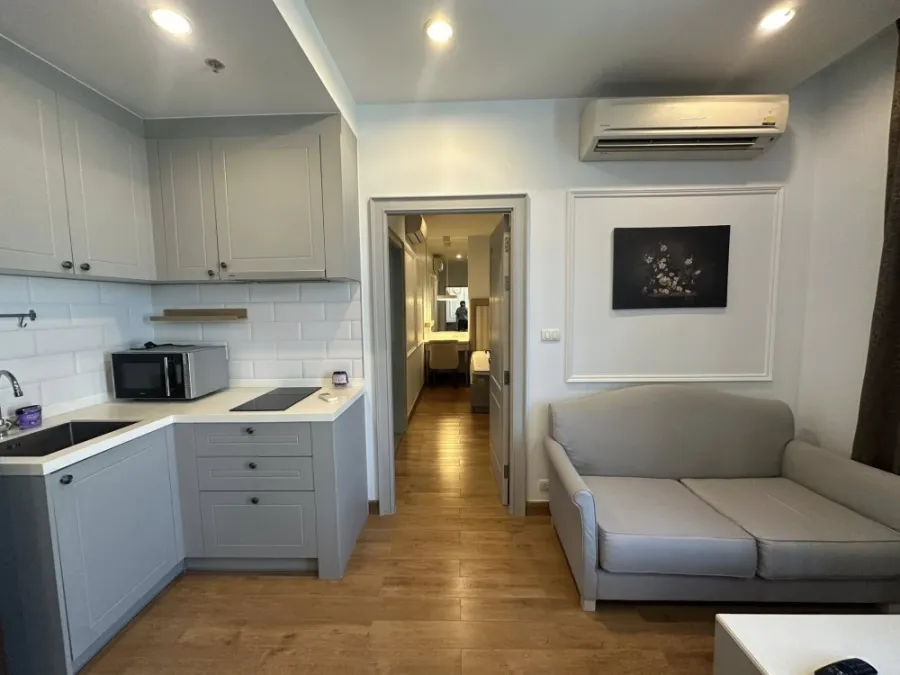 For rent: The Editor, 10th floor, fully furnished with all appliances. No noise from the BTS train. Book now!