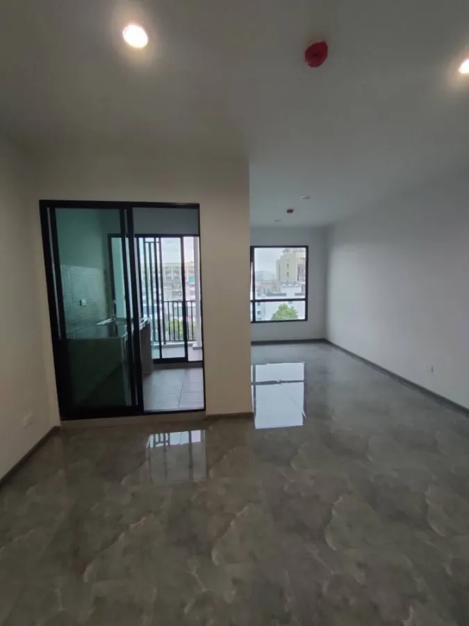 Condo for rent, Reach Phahon Yothin 52, 5th floor, empty room, spacious room, decorated as the tenant wants, book now.