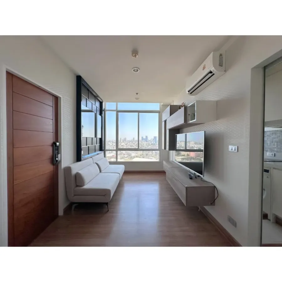 Condo for rent at The Sky Sukhumvit, corner unit, 180-degree city view, no buildings obstructing the view, high level of privacy. Book now!