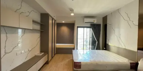 For Rent ไอดีโอ สาทร-วงเวียนใหญ่ ชั้นสูง มองเห็นวิวเมืองแจ่มๆ ผนังบิวท์อินลายหินอ่อน สนใจรีบจองเลย