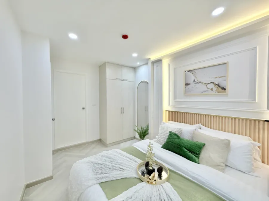 Selling Plum Condo Chaengwattana Station, Phase 2. Features include moisture-resistant and termite-proof SPC flooring, built-in cabinets for organized