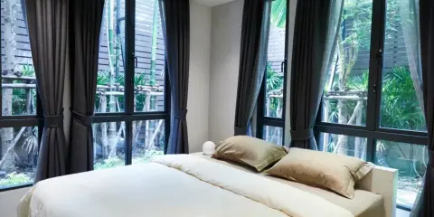 ให้เช่า Runesu Thonglor 5 แบบ 1 ห้องนอน 1 ห้องน้ำ มีต้นไม้เยอะ บรรยากาศร่มรื่น อยู่สบายไม่อึดัอด ห้ามพลาด
